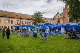 Teren z namiotami i leżakami, ludzie spędzający czas na świeżym powietrzu w Krakowie.