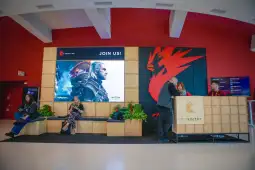 Recepcja CD Projekt z grafiką z gry oraz pracownikami i gośćmi.