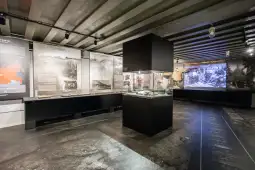 Nowoczesne muzeum z wystawą historyczną, eksponaty i interaktywne elementy.