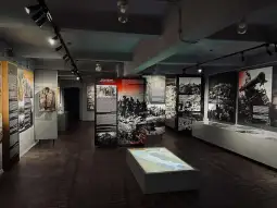 Wystawa muzealna z informacjami i zdjęciami historycznymi.