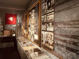 Ekspozycja muzealna z informacjami i zdjęciami historycznymi.