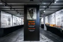 Ekspozycja muzealna poświęcona zesłanym na Sybir, z informacjami i zdjęciami historycznymi.