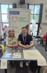 Krakowskie Centrum Wolontariatu, stoisko z materiałami promocyjnymi i wolontariuszami.