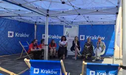 Panel dyskusyjny z uczestnikami w namiocie promującym Kraków.