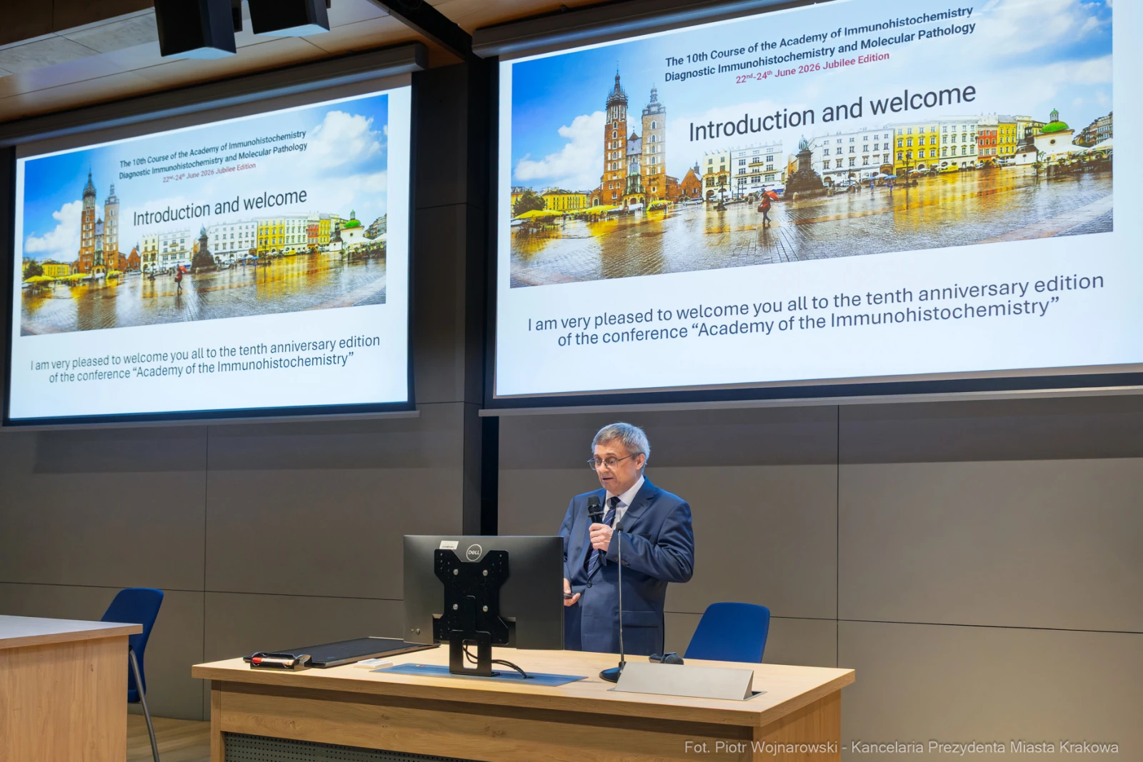 Prezentacja dotycząca dziesiątej edycji konferencji o immunochemii. Mężczyzna przy mównicy.  Autor: Piotr Wojnarowski