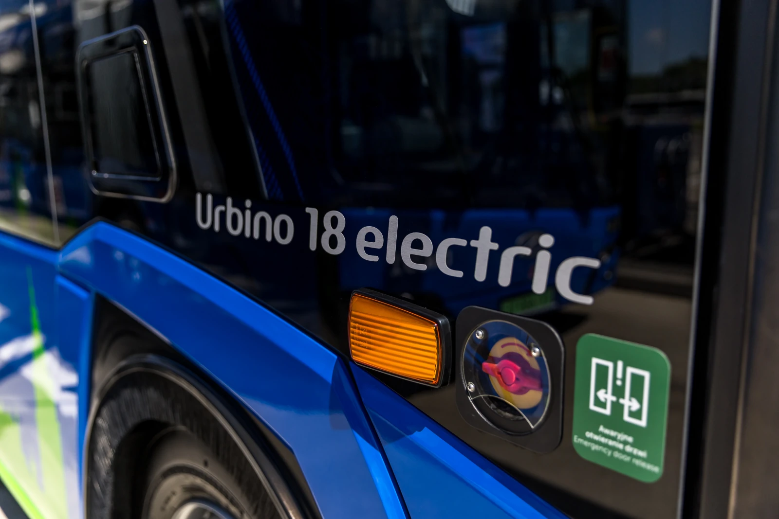 Urbino 18 electric, nowoczesny autobus elektryczny z charakterystycznym logo.  Autor: Bogusław Świerzowski