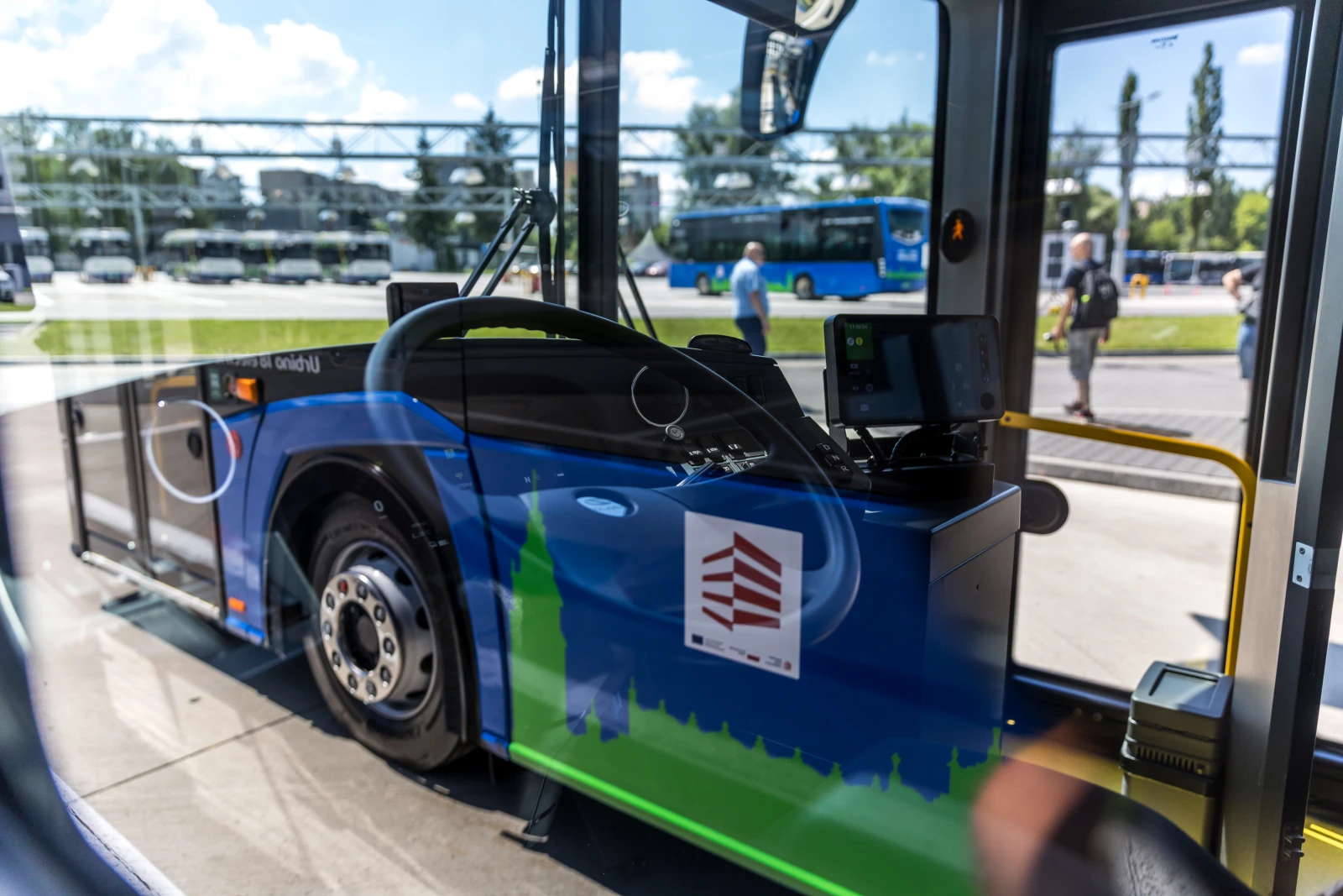 Nowoczesny autobus z widocznym wnętrzem i panelem sterującym.  Autor: Bogusław Świerzowski