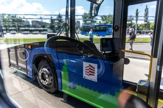 Nowoczesny autobus z widocznym wnętrzem i panelem sterującym.