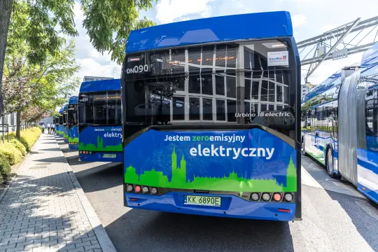 Elektromobilne autobusy miejskie z napisem "Jestem zeroemisyjny elektryczny".