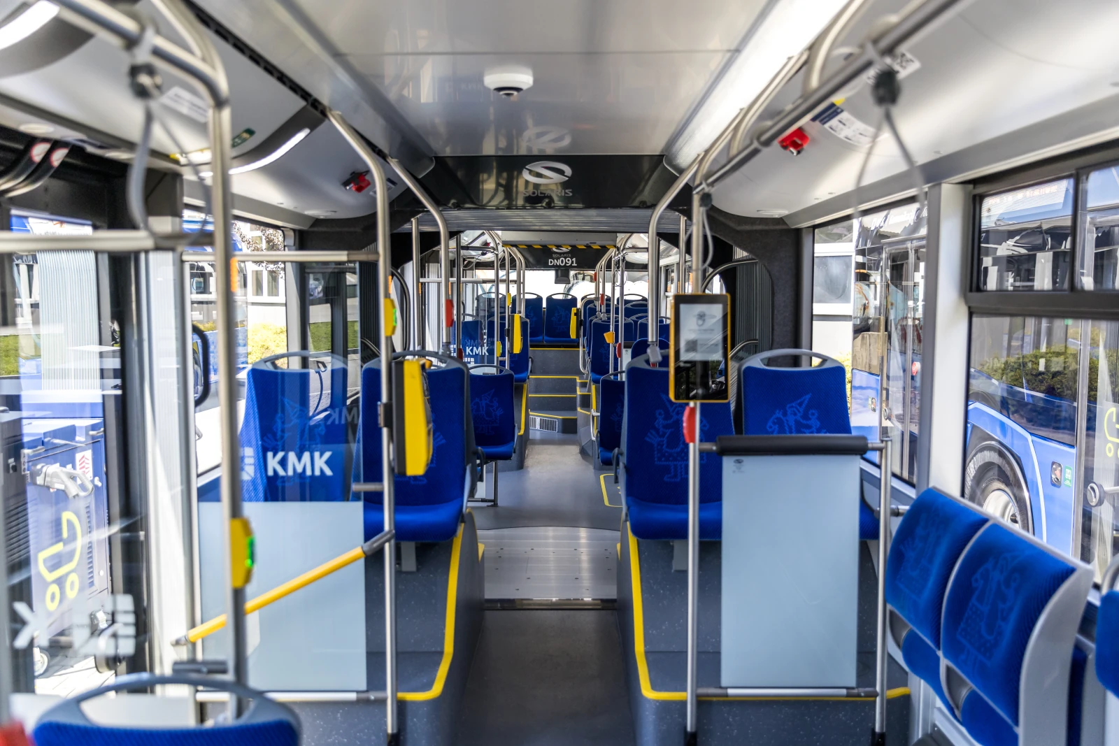 Pusty autobus miejski z niebieskimi siedzeniami i oznaczeniem KMK.  Autor: Bogusław Świerzowski