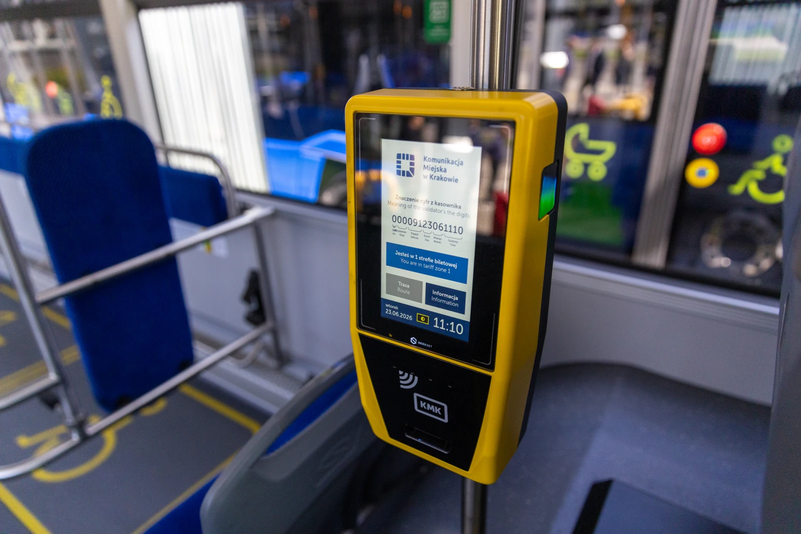 Biletomat w tramwaju z informacjami o bilecie i czasie odjazdu.  Autor: Bogusław Świerzowski