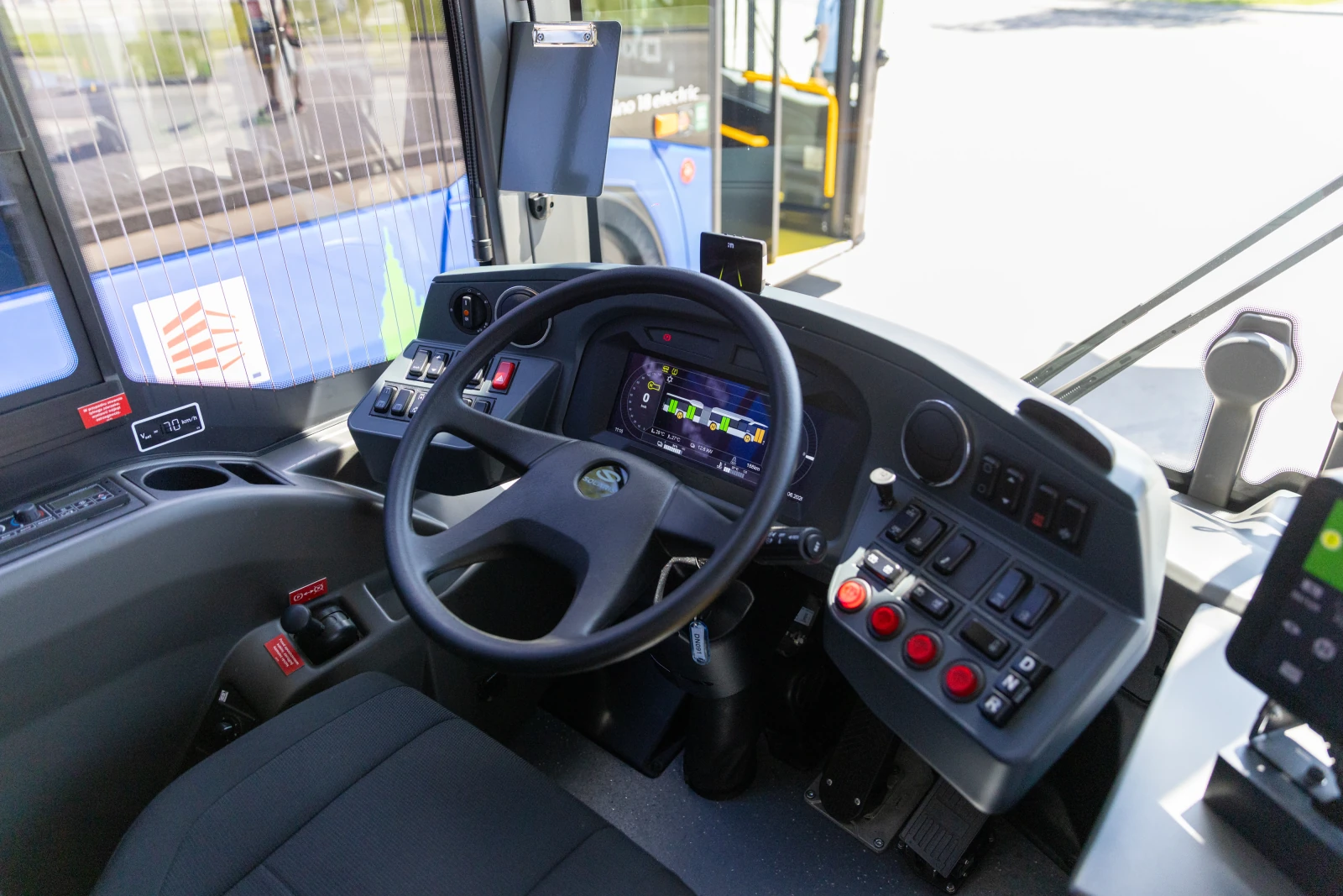 Kierownica i panele sterujące w nowoczesnym autobusie.  Autor: Bogusław Świerzowski