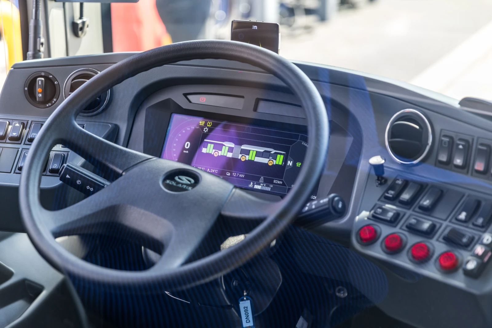 Kierownica i panel sterowania autobusu z wyświetlaczem i przyciskami.  Autor: Bogusław Świerzowski
