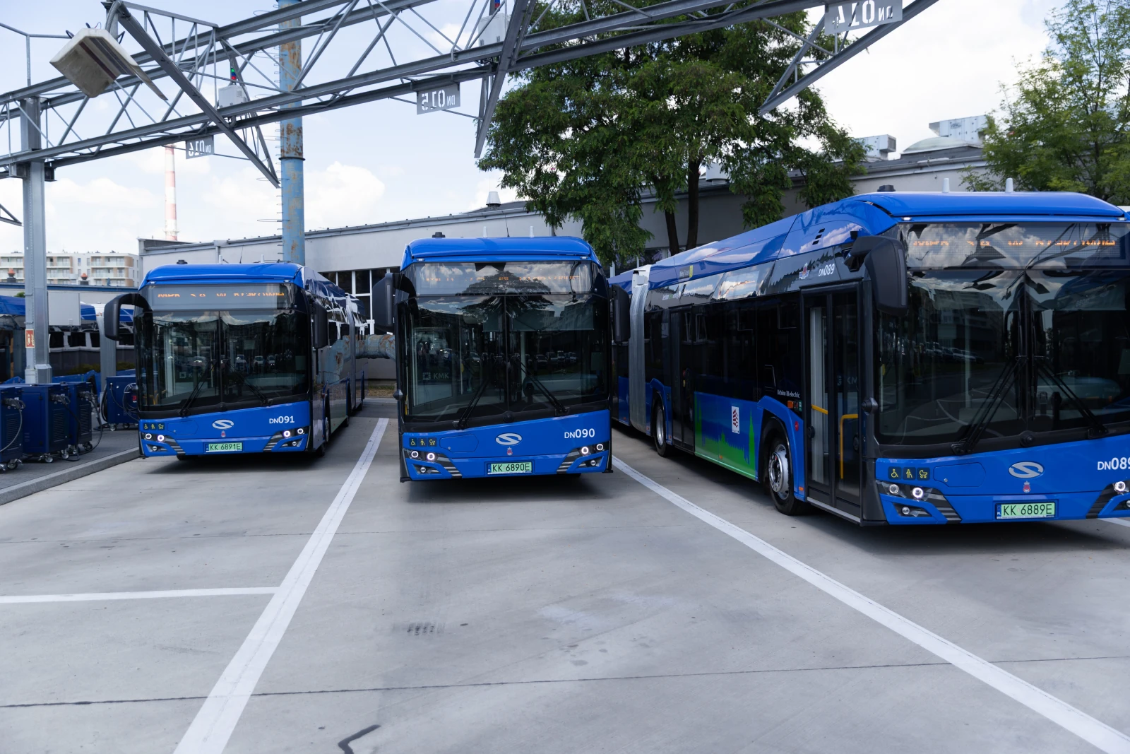 Trzy niebieskie autobusy elektryczne stojące w zajezdni.  Autor: Bogusław Świerzowski