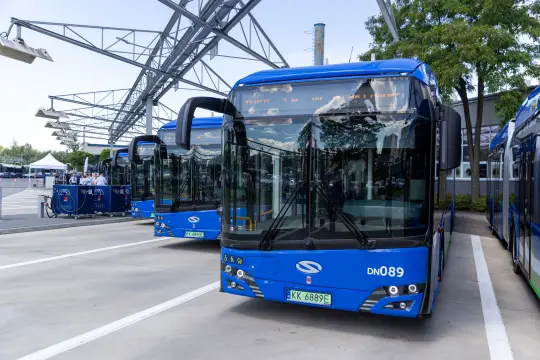 Nowoczesne niebieskie autobusy elektryczne na stacji.