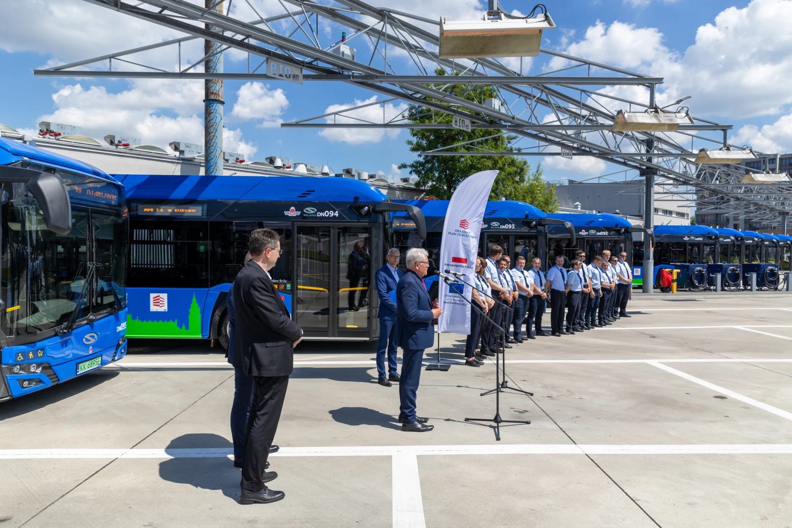 Uroczystość z udziałem przedstawicieli transportu publicznego i pracowników w zajezdni autobusowej.  Autor: Bogusław Świerzowski