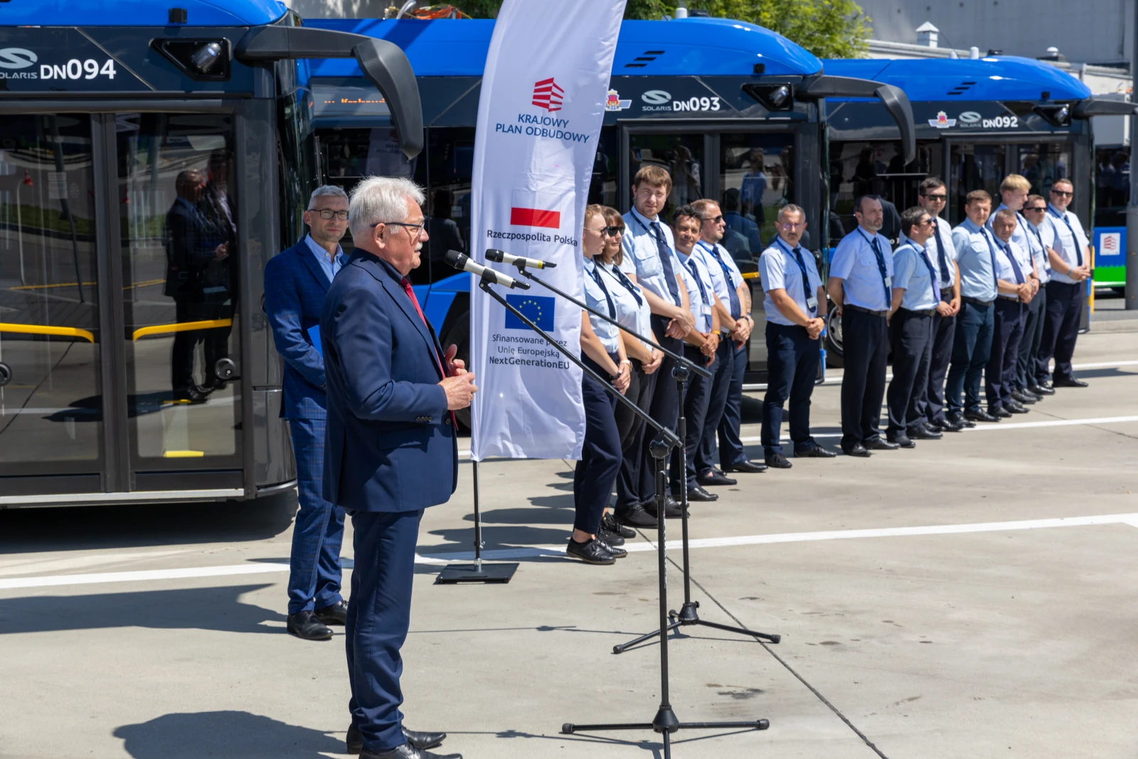 Uroczystość inauguracji nowego taboru autobusowego z przedstawicielami władz i pracownikami.  Autor: Bogusław Świerzowski