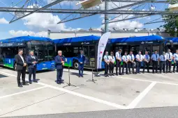 Inauguracja nowego taboru autobusowego z przedstawicielami władz i pracownikami.