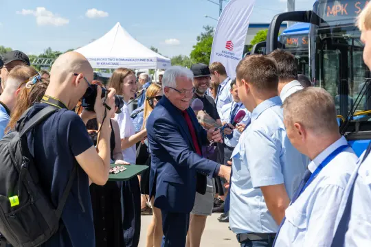 Uroczystość otwarcia nowej linii autobusowej z udziałem lokalnych władz i mieszkańców.
