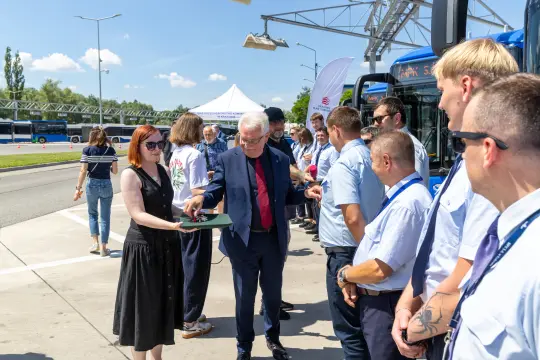 Uroczystość wręczenia nagród z udziałem pracowników i gości.