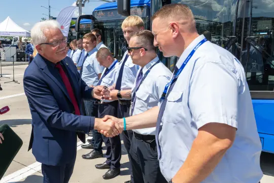 Wręczenie kluczyków do nowego autobusu przez przedstawiciela władz lokalnych kierowcom.
