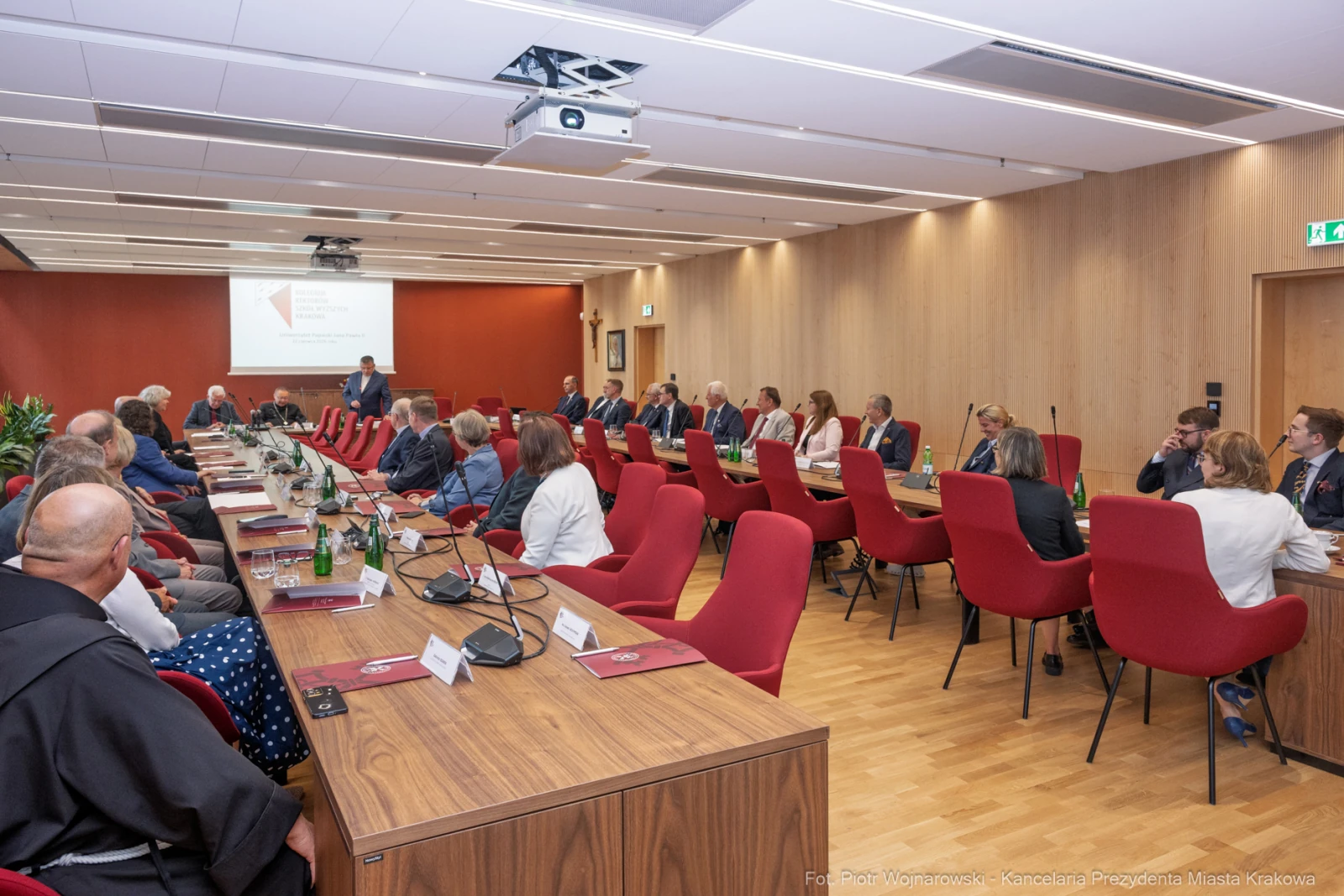 Spotkanie w sali konferencyjnej z uczestnikami przy stole, prezentacja na ekranie.  Autor: Piotr Wojnarowski