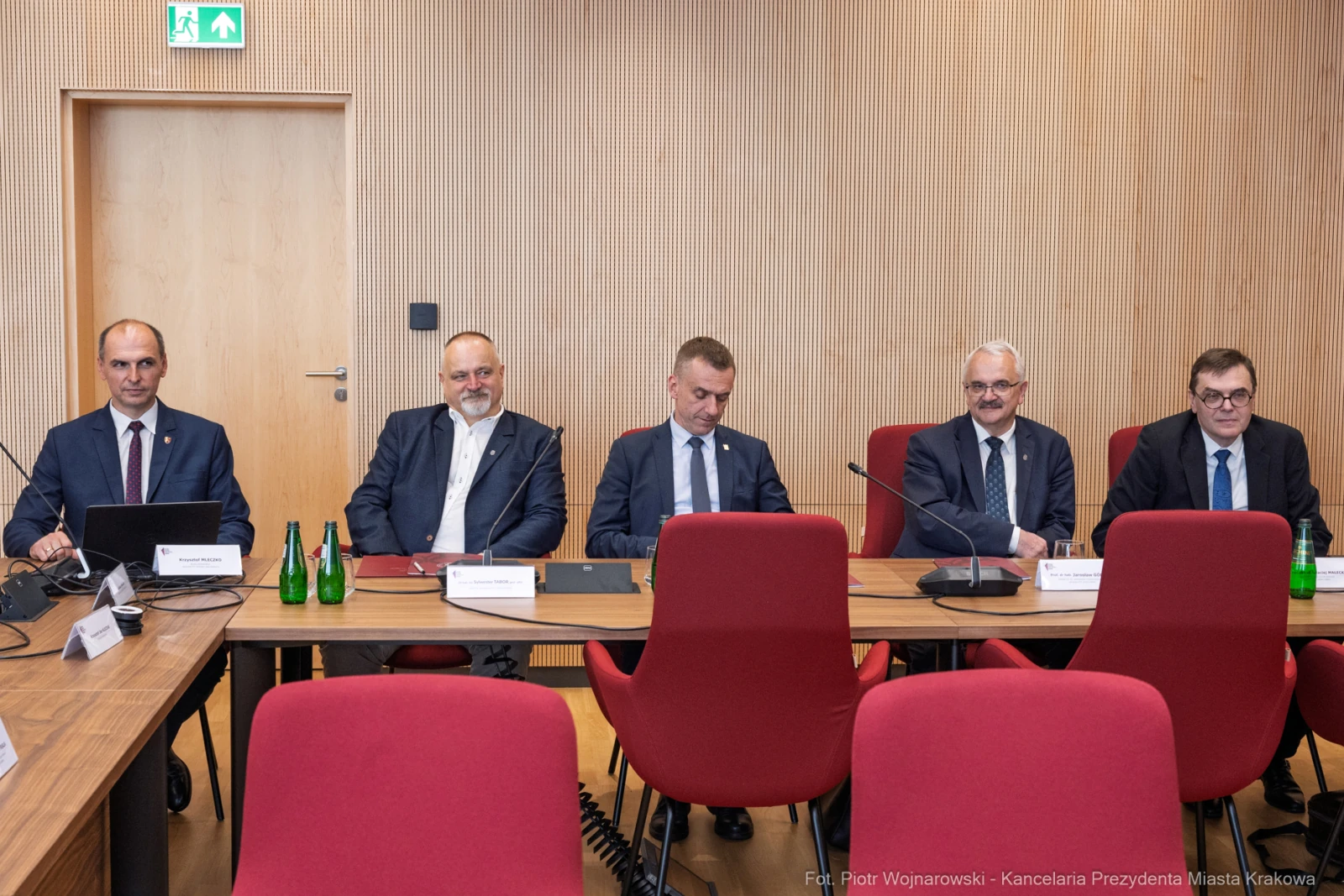 Pięciu mężczyzn siedzących przy stole w sali konferencyjnej.  Autor: Piotr Wojnarowski