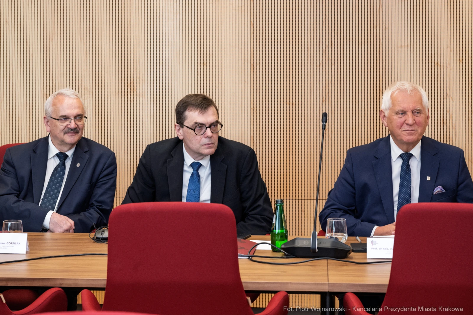 Trzech mężczyzn siedzących przy stole w sali konferencyjnej.  Autor: Piotr Wojnarowski