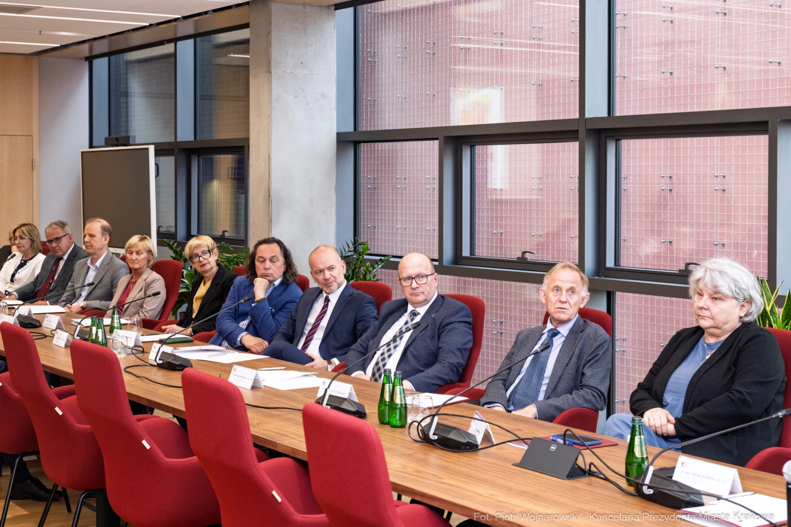 Grupa osób siedzących przy stole w sali konferencyjnej.  Autor: Piotr Wojnarowski
