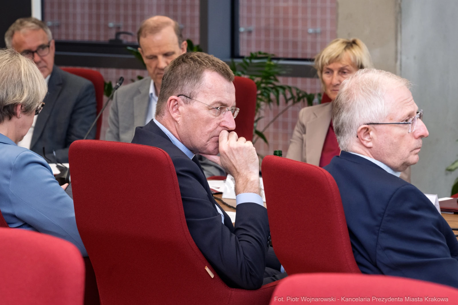 Grupa osób w trakcie dyskusji w sali konferencyjnej.  Autor: Piotr Wojnarowski
