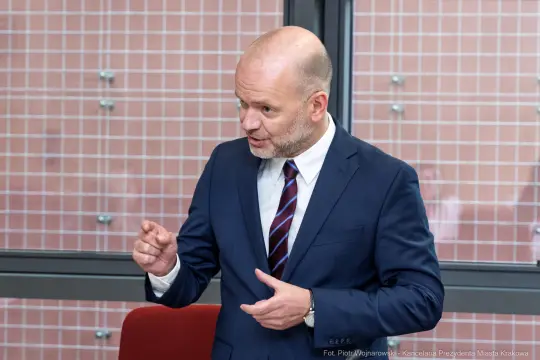 Mężczyzna w garniturze wygłasza przemówienie.