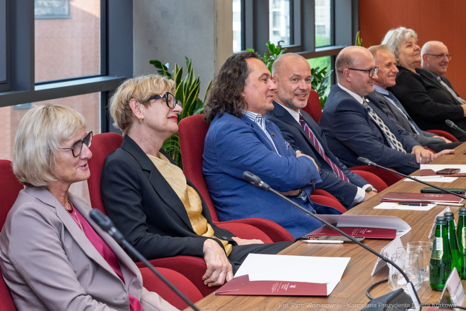 Grupa osób siedzących przy stole w sali konferencyjnej.  Autor: Piotr Wojnarowski