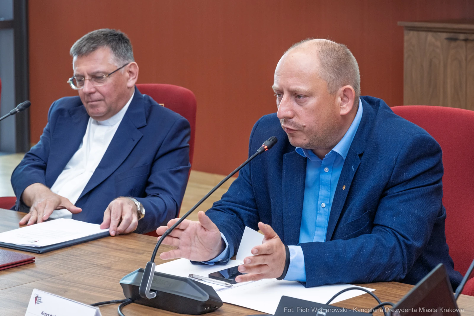 Dwóch mężczyzn siedzących przy stole, jeden z nich mówi, drugi słucha.  Autor: Piotr Wojnarowski