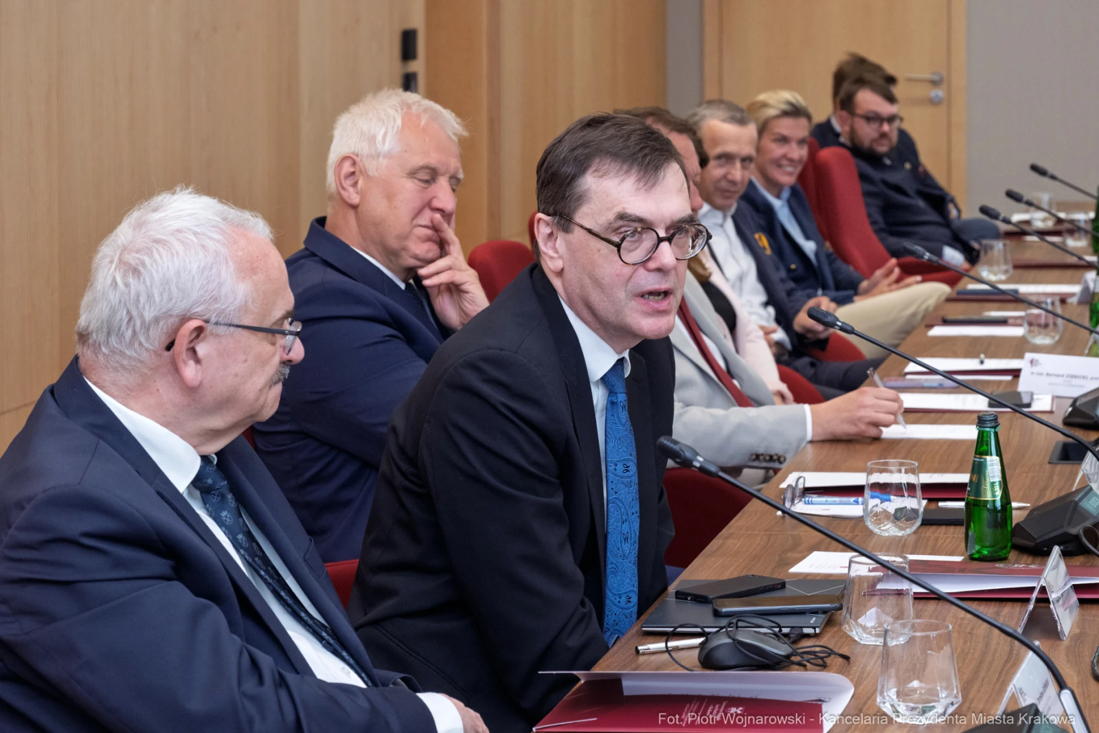 Spotkanie grupy mężczyzn przy stole, dyskusja w formalnym otoczeniu.  Autor: Piotr Wojnarowski