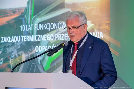 Mężczyzna przemawia na konferencji z okazji 10-lecia zakładu termicznego.