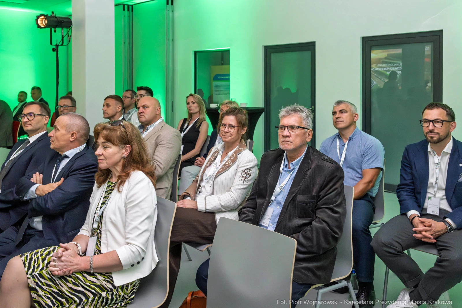 Grupa osób siedzących na sali konferencyjnej, zwróconych w stronę prelegenta.  Autor: Piotr Wojnarowski