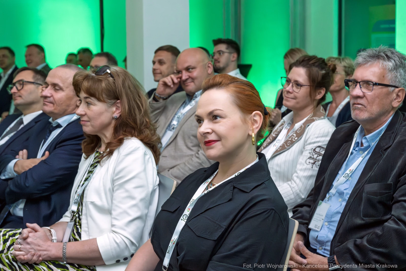 Grupa ludzi na konferencji, słuchających prelegenta.  Autor: Piotr Wojnarowski