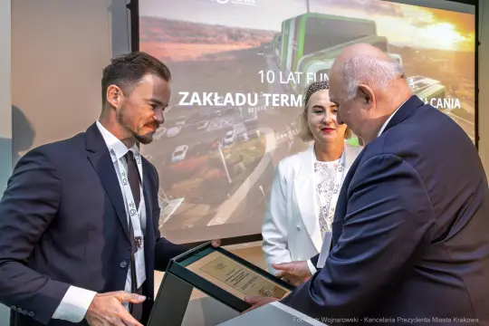 Uroczystość wręczenia nagrody z okazji 10-lecia zakładu termalnego.