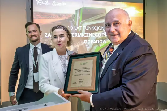 Uroczystość wręczenia nagrody z okazji 10-lecia funkcjonowania zakładu.