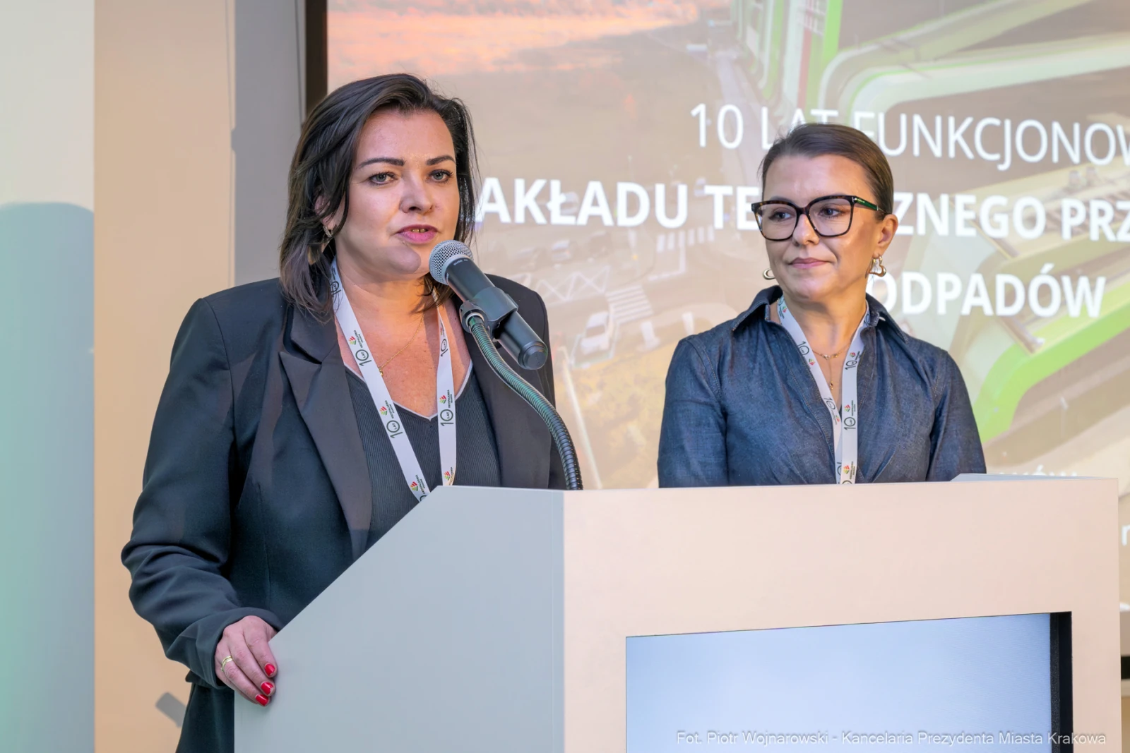Dwie kobiety przemawiają na konferencji, prezentując osiągnięcia związane z zarządzaniem odpadami.  Autor: Piotr Wojnarowski