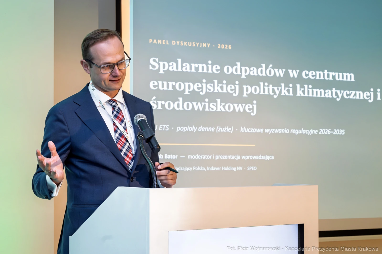 Mężczyzna przemawia podczas panelu dyskusyjnego o polityce klimatycznej i środowiskowej.  Autor: Piotr Wojnarowski