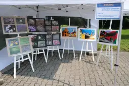 Wystawa prac plastycznych z kolażami i fotografiami kwiatów oraz architektury.