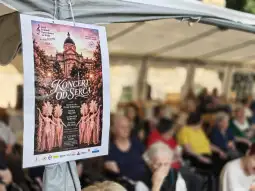 Plakat zapraszający na koncert "Koncert od Serca" z datą i informacjami o wydarzeniu.
