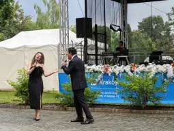 Występ artystów na scenie podczas wydarzenia plenerowego w Krakowie.