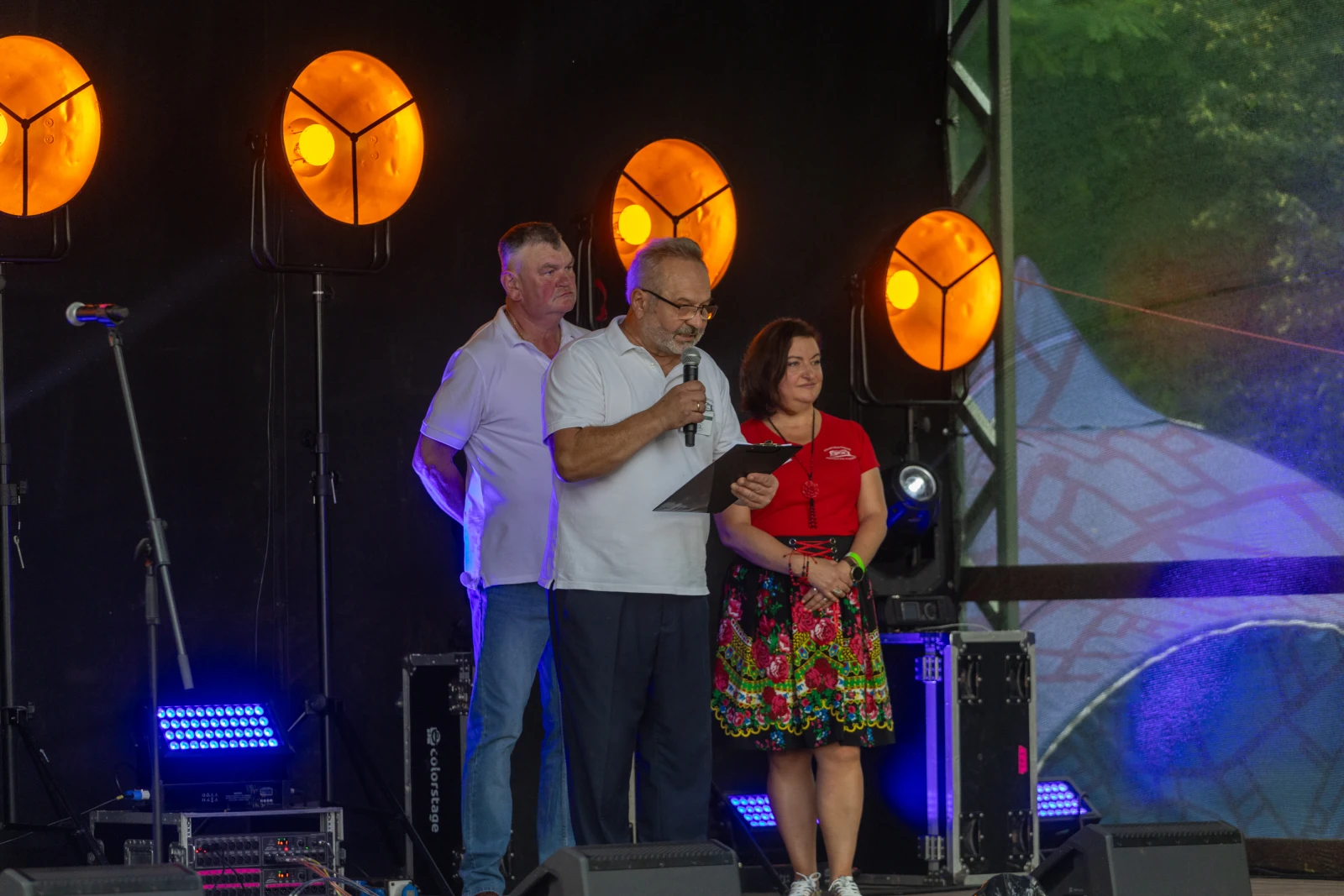 Trzech mówców na scenie podczas wydarzenia, jeden z nich trzyma mikrofon.  Autor: Bogusław Świerzowski