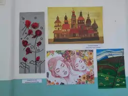 Prace artystyczne: obrazy z kwiatami, architekturą i portretami kobiet.