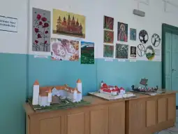 Prace plastyczne uczniów, w tym makiety budowli i obrazy.