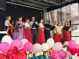 Zespół muzyczny występujący na scenie, śpiewający i grający na instrumentach.