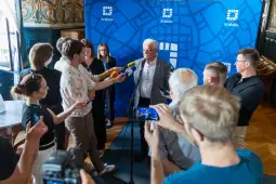 Konferencja prasowa z udziałem mężczyzny mówiącego do dziennikarzy w Krakowie.