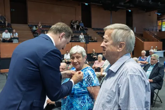 Uroczystość wręczenia odznaczeń dla seniorów w sali widowiskowej.